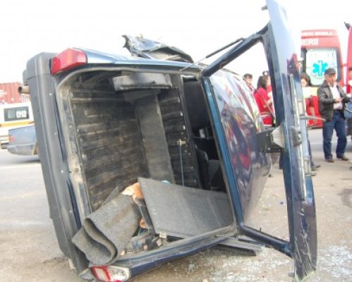 Băut şi fără permis de conducere, s-a răsturnat în şanţ cu maşina